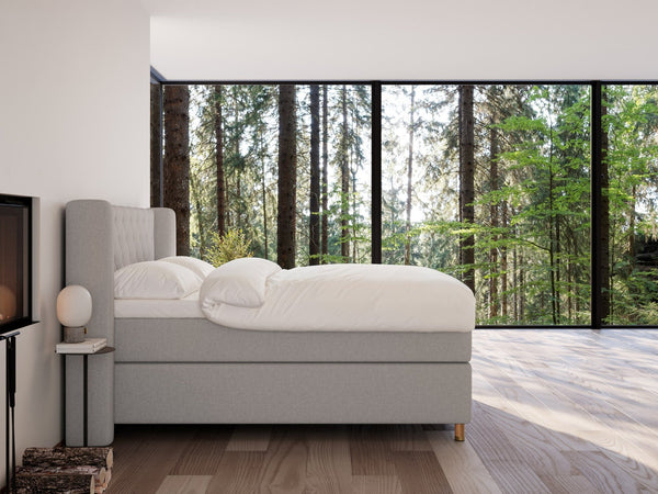 Eira Fjord 180x210 Lys grå Nordic Dream tilbyder senge med skandinavisk design og højkvalitets materialer. Oplev perfekt komfort for en god nattesøvn. Bestil din i dag!