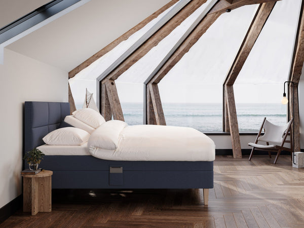 Ragna Fjord 210x210 Dyb blå Nordic Dream tilbyder senge med skandinavisk design og højkvalitets materialer. Oplev perfekt komfort for en god nattesøvn. Bestil din i dag!