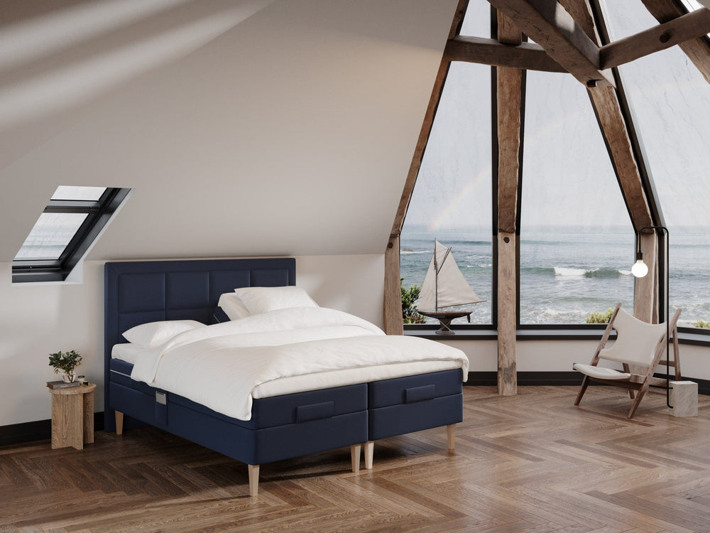 Ragna Fjord 160x200 Dyb blå Nordic Dream tilbyder senge med skandinavisk design og højkvalitets materialer. Oplev perfekt komfort for en god nattesøvn. Bestil din i dag!