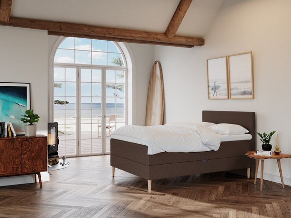 Astrid Fjord 140x200 Mørk brun Nordic Dream tilbyder senge med skandinavisk design og højkvalitets materialer. Oplev perfekt komfort for en god nattesøvn. Bestil din i dag!