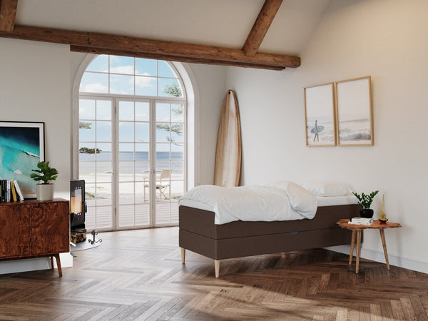 Astrid Fjord 90x200 Mørk brun Nordic Dream tilbyder senge med skandinavisk design og højkvalitets materialer. Oplev perfekt komfort for en god nattesøvn. Bestil din i dag!