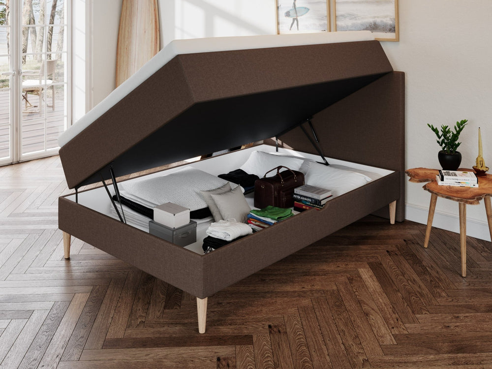 Astrid Fjäll 120x200 Mørk brun Nordic Dream tilbyder senge med skandinavisk design og højkvalitets materialer. Oplev perfekt komfort for en god nattesøvn. Bestil din i dag!