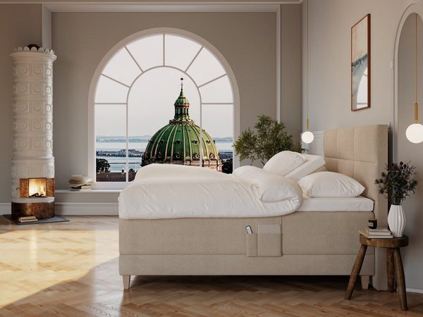 Aura Nordlys 210x210 Bouclé latte Nordic Dream tilbyder senge med skandinavisk design og højkvalitets materialer. Oplev perfekt komfort for en god nattesøvn. Bestil din i dag!