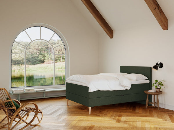 Astrid Nordlys 120x200 Dyb grøn Nordic Dream tilbyder senge med skandinavisk design og højkvalitets materialer. Oplev perfekt komfort for en god nattesøvn. Bestil din i dag!