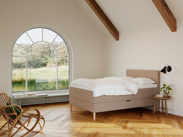 Astrid Älv 140x200 Brun Nordic Dream tilbyder senge med skandinavisk design og højkvalitets materialer. Oplev perfekt komfort for en god nattesøvn. Bestil din i dag!
