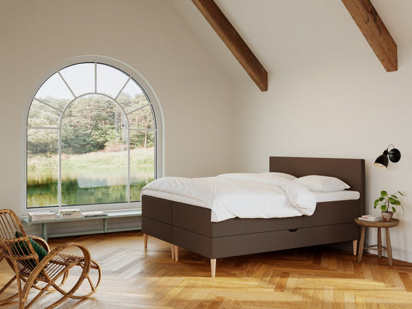 Astrid Nordlys 180x210 Mørk brun Nordic Dream tilbyder senge med skandinavisk design og højkvalitets materialer. Oplev perfekt komfort for en god nattesøvn. Bestil din i dag!