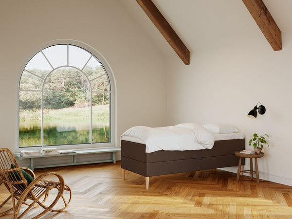 Astrid Älv 80x200 Mørk brun Nordic Dream tilbyder senge med skandinavisk design og højkvalitets materialer. Oplev perfekt komfort for en god nattesøvn. Bestil din i dag!