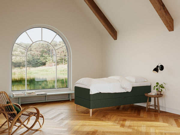 Astrid Älv 90x200 Dyb grøn Nordic Dream tilbyder senge med skandinavisk design og højkvalitets materialer. Oplev perfekt komfort for en god nattesøvn. Bestil din i dag!