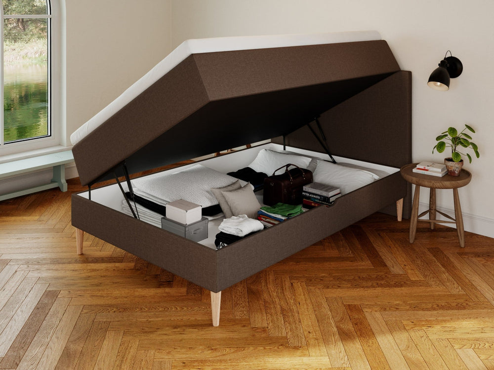 Astrid Älv 140x200 Mørk brun Nordic Dream tilbyder senge med skandinavisk design og højkvalitets materialer. Oplev perfekt komfort for en god nattesøvn. Bestil din i dag!