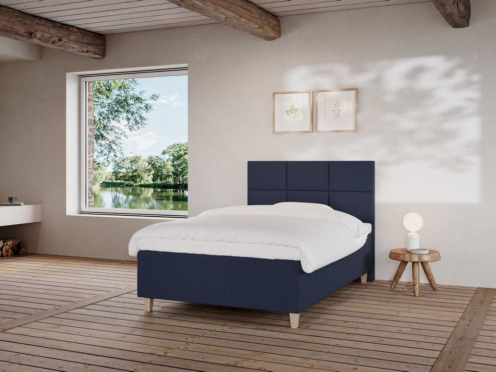 Freja Fjord 140x210 Dyb blå Nordic Dream tilbyder senge med skandinavisk design og højkvalitets materialer. Oplev perfekt komfort for en god nattesøvn. Bestil din i dag!