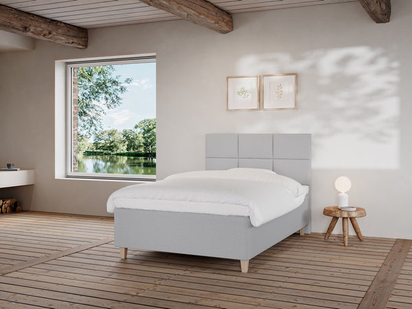 Freja Fjord 120x200 Lys grå Nordic Dream tilbyder senge med skandinavisk design og højkvalitets materialer. Oplev perfekt komfort for en god nattesøvn. Bestil din i dag!
