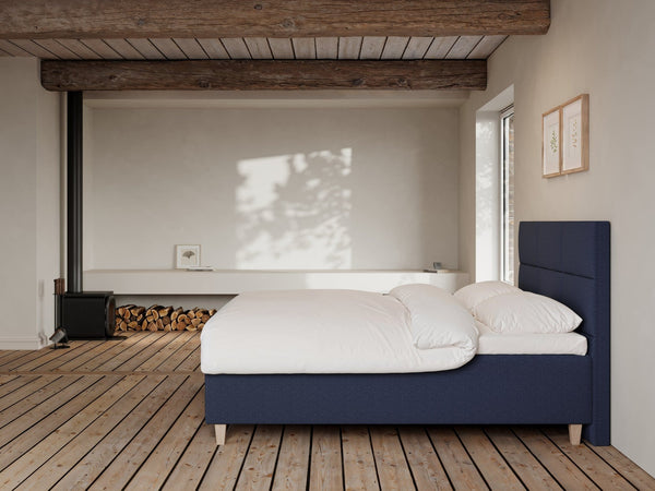 Freja Fjord 160x200 Dyb blå Nordic Dream tilbyder senge med skandinavisk design og højkvalitets materialer. Oplev perfekt komfort for en god nattesøvn. Bestil din i dag!