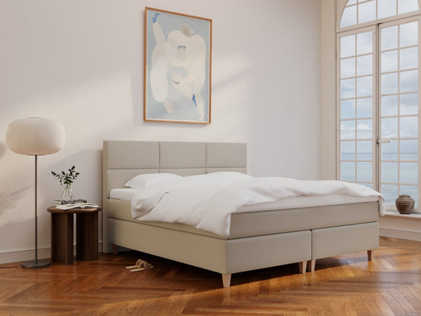 Snefrid Älv 210x210 Sand Nordic Dream tilbyder senge med skandinavisk design og højkvalitets materialer. Oplev perfekt komfort for en god nattesøvn. Bestil din i dag!