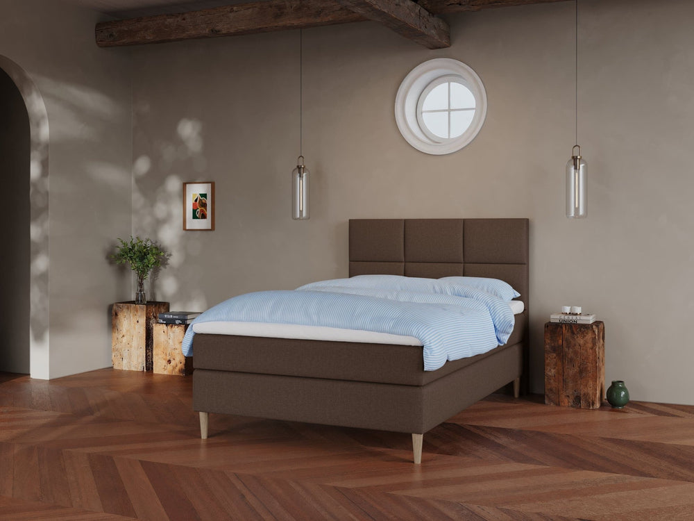 Svanhild Fjord 120x200 Mørk brun Nordic Dream tilbyder senge med skandinavisk design og højkvalitets materialer. Oplev perfekt komfort for en god nattesøvn. Bestil din i dag!