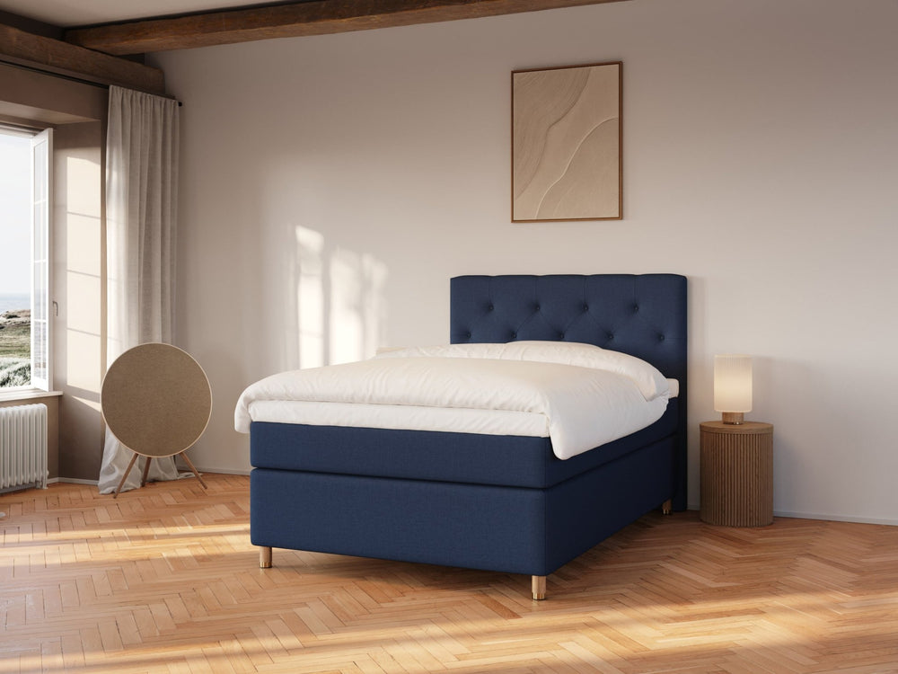 Nora Fjäll | 140x200 | Dyb blå - Nordic Dream