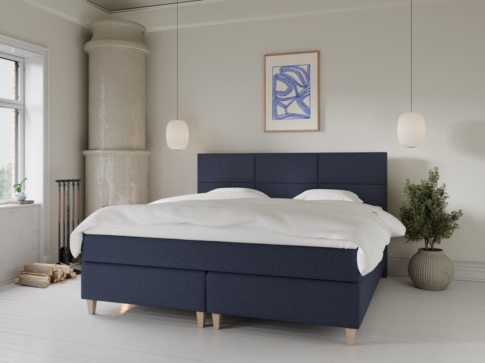 Snefrid Fjord 220x220 Dyb blå Nordic Dream tilbyder senge med skandinavisk design og højkvalitets materialer. Oplev perfekt komfort for en god nattesøvn. Bestil din i dag!