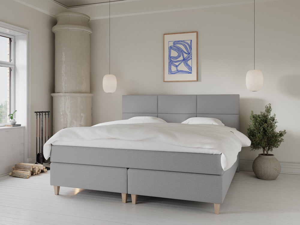 Snefrid Fjord 220x220 Lys grå Nordic Dream tilbyder senge med skandinavisk design og højkvalitets materialer. Oplev perfekt komfort for en god nattesøvn. Bestil din i dag!