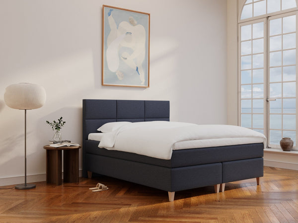 Snefrid Älv 180x200 Dyb blå Nordic Dream tilbyder senge med skandinavisk design og højkvalitets materialer. Oplev perfekt komfort for en god nattesøvn. Bestil din i dag!