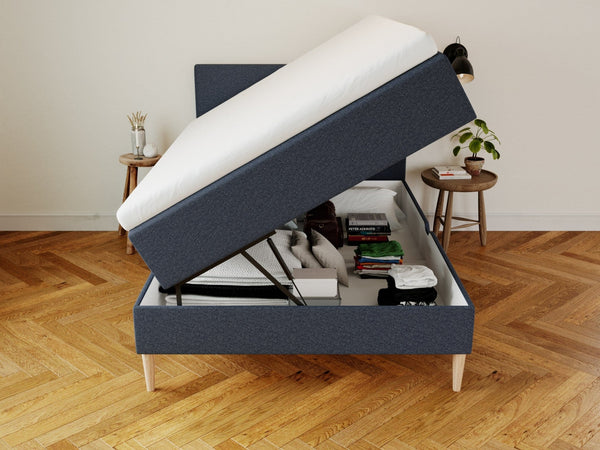 Astrid Fjäll 140x200 Dyb blå Nordic Dream tilbyder senge med skandinavisk design og højkvalitets materialer. Oplev perfekt komfort for en god nattesøvn. Bestil din i dag!