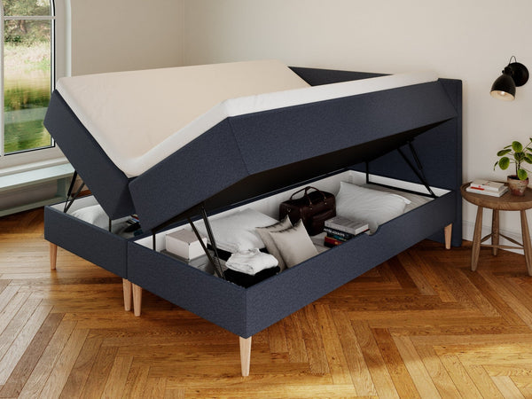 Astrid Nordlys 180x200 Dyb blå Nordic Dream tilbyder senge med skandinavisk design og højkvalitets materialer. Oplev perfekt komfort for en god nattesøvn. Bestil din i dag!