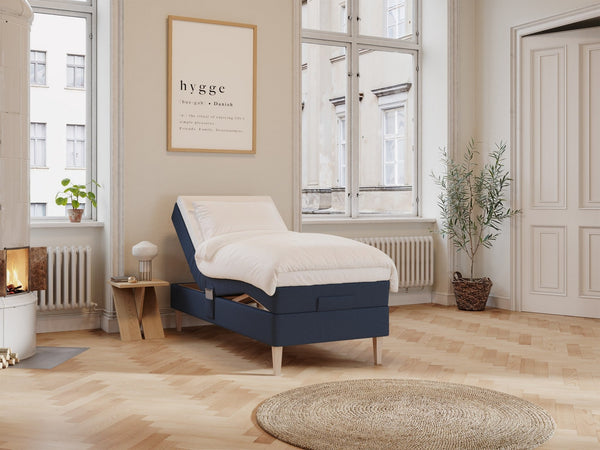 Ragna Älv 90x200 Dyb blå Nordic Dream tilbyder senge med skandinavisk design og højkvalitets materialer. Oplev perfekt komfort for en god nattesøvn. Bestil din i dag!