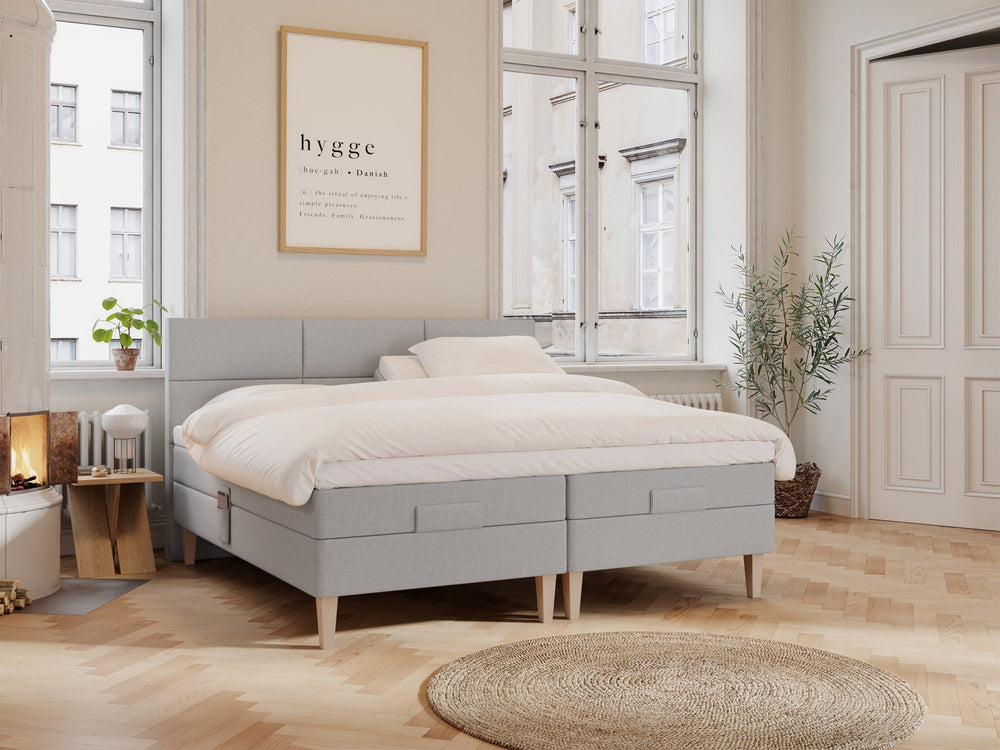 Ragna Älv 210x210 Lys grå Nordic Dream tilbyder senge med skandinavisk design og højkvalitets materialer. Oplev perfekt komfort for en god nattesøvn. Bestil din i dag!