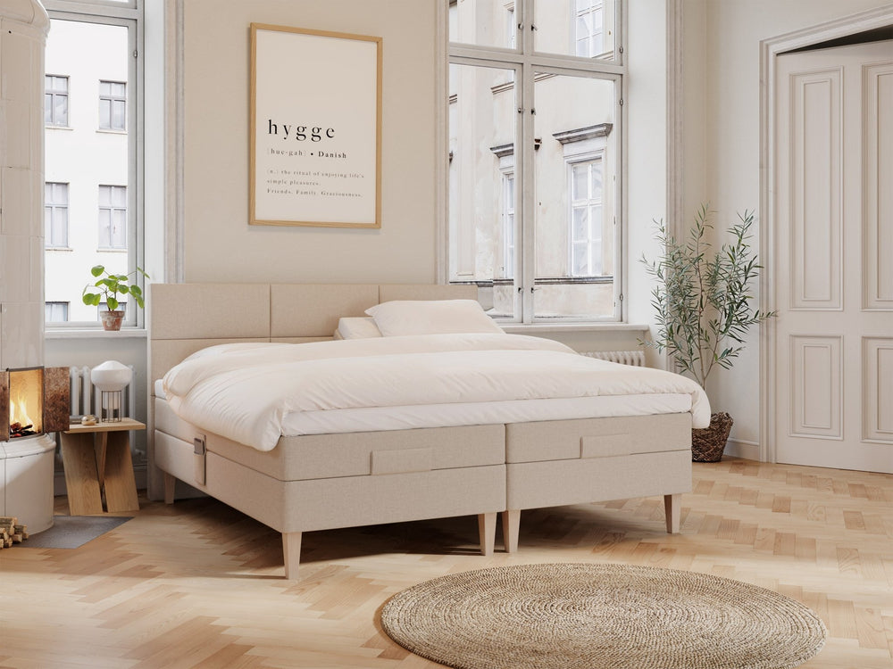 Ragna Älv 210x210 Sand Nordic Dream tilbyder senge med skandinavisk design og højkvalitets materialer. Oplev perfekt komfort for en god nattesøvn. Bestil din i dag!