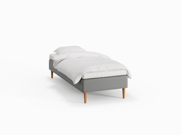 Saga Fjord 90x210 Grå Nordic Dream tilbyder senge med skandinavisk design og højkvalitets materialer. Oplev perfekt komfort for en god nattesøvn. Bestil din i dag!