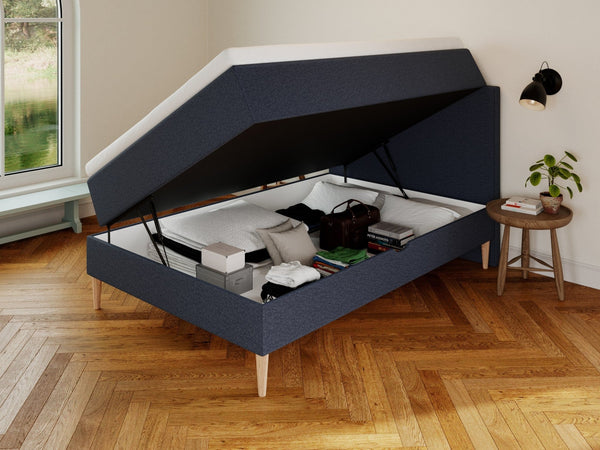 Astrid Älv 140x200 Dyb blå Nordic Dream tilbyder senge med skandinavisk design og højkvalitets materialer. Oplev perfekt komfort for en god nattesøvn. Bestil din i dag!