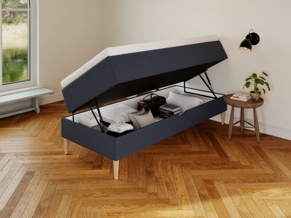 Astrid Nordlys 90x210 Dyb blå Nordic Dream tilbyder senge med skandinavisk design og højkvalitets materialer. Oplev perfekt komfort for en god nattesøvn. Bestil din i dag!