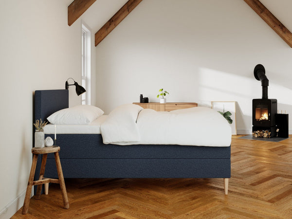 Astrid Älv 140x200 Dyb blå Nordic Dream tilbyder senge med skandinavisk design og højkvalitets materialer. Oplev perfekt komfort for en god nattesøvn. Bestil din i dag!