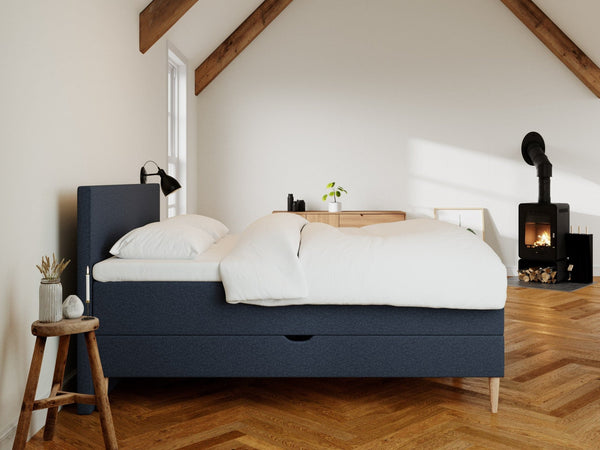 Astrid Fjäll 160x200 Dyb blå Nordic Dream tilbyder senge med skandinavisk design og højkvalitets materialer. Oplev perfekt komfort for en god nattesøvn. Bestil din i dag!
