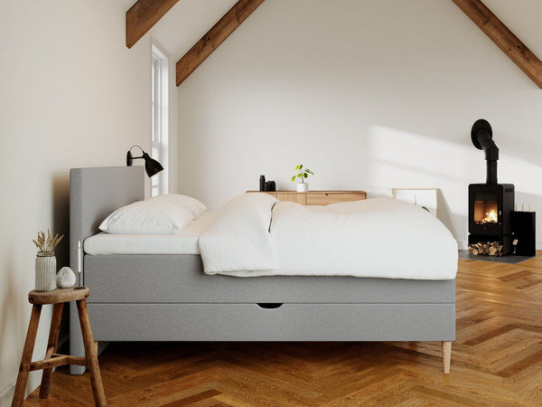 Astrid Fjäll 160x200 Lys grå Nordic Dream tilbyder senge med skandinavisk design og højkvalitets materialer. Oplev perfekt komfort for en god nattesøvn. Bestil din i dag!