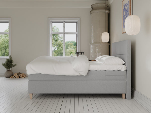 Snefrid Fjord 140x200 Lys grå Nordic Dream tilbyder senge med skandinavisk design og højkvalitets materialer. Oplev perfekt komfort for en god nattesøvn. Bestil din i dag!