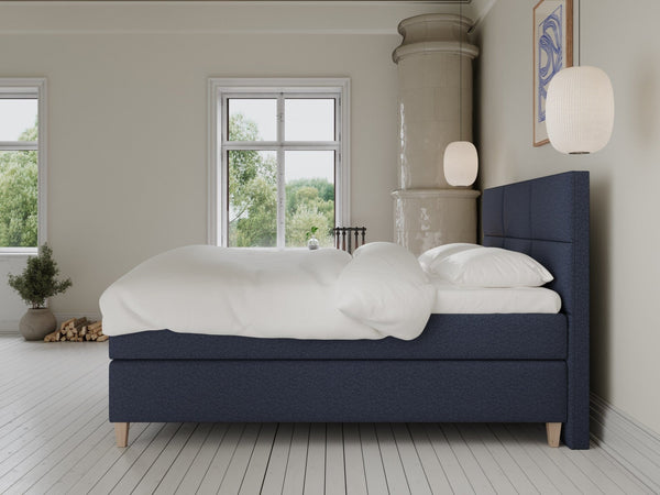 Snefrid Fjord 160x200 Dyb blå Nordic Dream tilbyder senge med skandinavisk design og højkvalitets materialer. Oplev perfekt komfort for en god nattesøvn. Bestil din i dag!