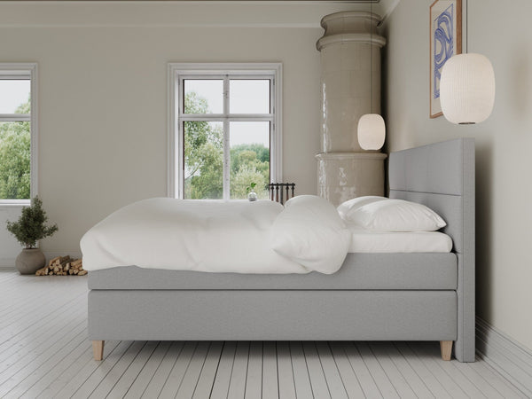 Snefrid Fjord 150x200 Lys grå Nordic Dream tilbyder senge med skandinavisk design og højkvalitets materialer. Oplev perfekt komfort for en god nattesøvn. Bestil din i dag!