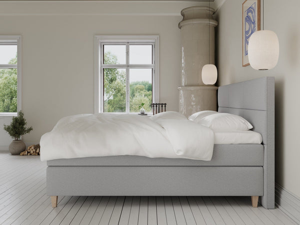 Snefrid Fjord 210x210 Lys grå Nordic Dream tilbyder senge med skandinavisk design og højkvalitets materialer. Oplev perfekt komfort for en god nattesøvn. Bestil din i dag!