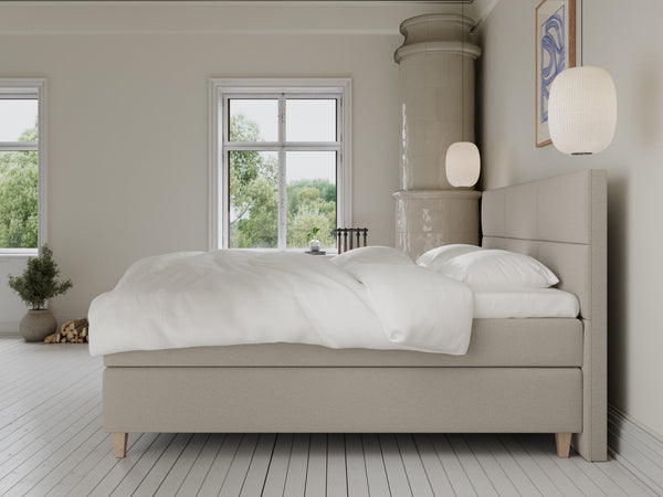 Snefrid Fjord 200x200 Sand Nordic Dream tilbyder senge med skandinavisk design og højkvalitets materialer. Oplev perfekt komfort for en god nattesøvn. Bestil din i dag!