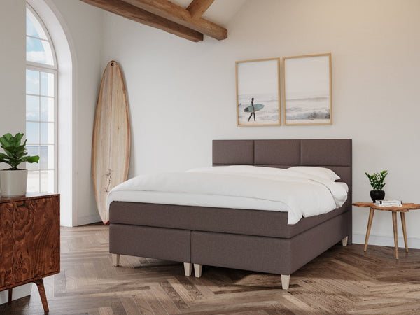 Snefrid Fjord 180x210 Mørk Brun Nordic Dream tilbyder senge med skandinavisk design og højkvalitets materialer. Oplev perfekt komfort for en god nattesøvn. Bestil din i dag!