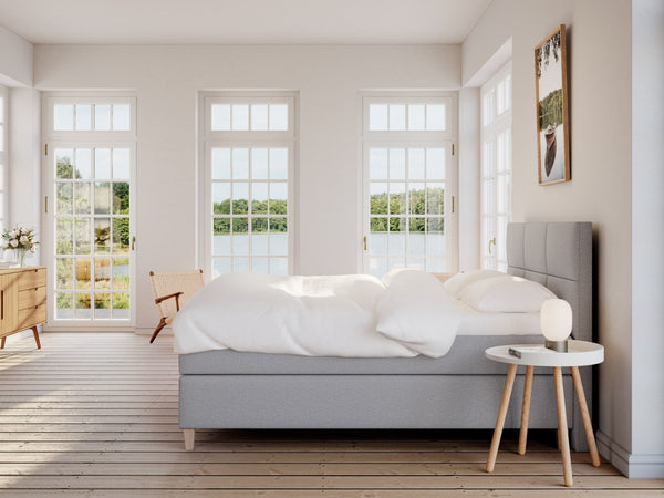Snefrid Fjäll 220x220 Lys grå Nordic Dream tilbyder senge med skandinavisk design og højkvalitets materialer. Oplev perfekt komfort for en god nattesøvn. Bestil din i dag!