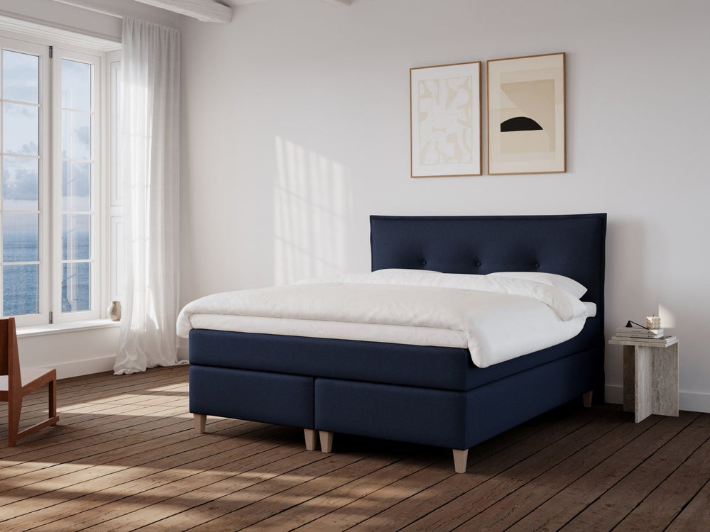 Snefrid Nordlys 150x200 Dyb blå Nordic Dream tilbyder senge med skandinavisk design og højkvalitets materialer. Oplev perfekt komfort for en god nattesøvn. Bestil din i dag!