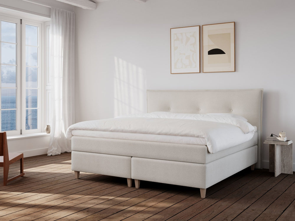 Snefrid Nordlys 220x220 Bouclé cream Nordic Dream tilbyder senge med skandinavisk design og højkvalitets materialer. Oplev perfekt komfort for en god nattesøvn. Bestil din i dag!