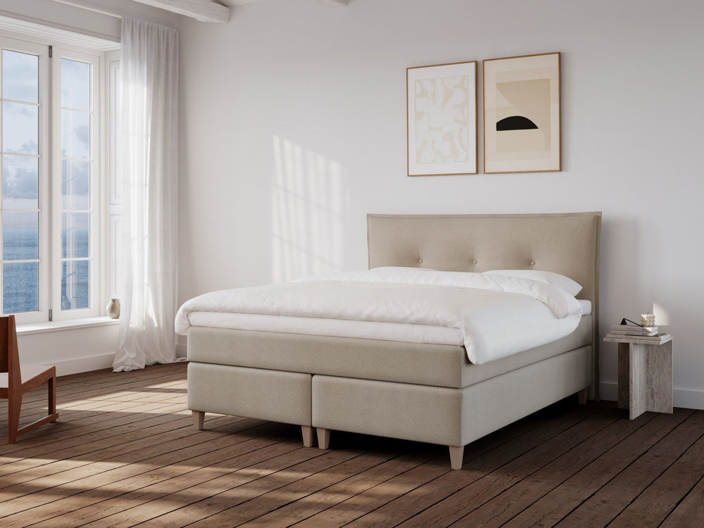 Snefrid Nordlys 180x210 Bouclé latte Nordic Dream tilbyder senge med skandinavisk design og højkvalitets materialer. Oplev perfekt komfort for en god nattesøvn. Bestil din i dag!