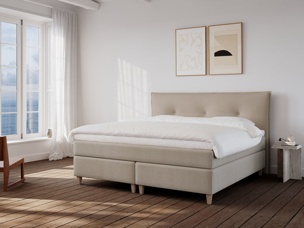 Snefrid Nordlys 220x220 Bouclé latte Nordic Dream tilbyder senge med skandinavisk design og højkvalitets materialer. Oplev perfekt komfort for en god nattesøvn. Bestil din i dag!