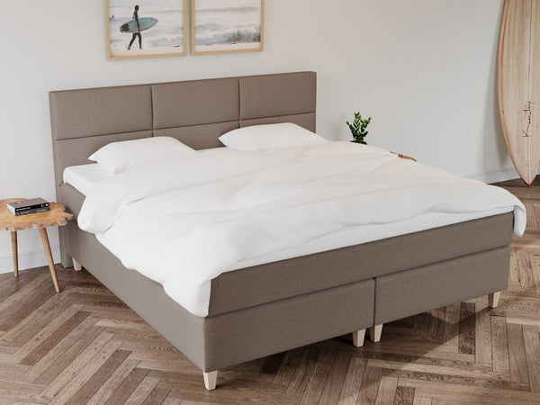 Snefrid Älv 210x210 Brun Nordic Dream tilbyder senge med skandinavisk design og højkvalitets materialer. Oplev perfekt komfort for en god nattesøvn. Bestil din i dag!