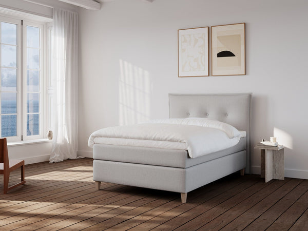 Snefrid Nordlys 120x200 Lys grå Nordic Dream tilbyder senge med skandinavisk design og højkvalitets materialer. Oplev perfekt komfort for en god nattesøvn. Bestil din i dag!