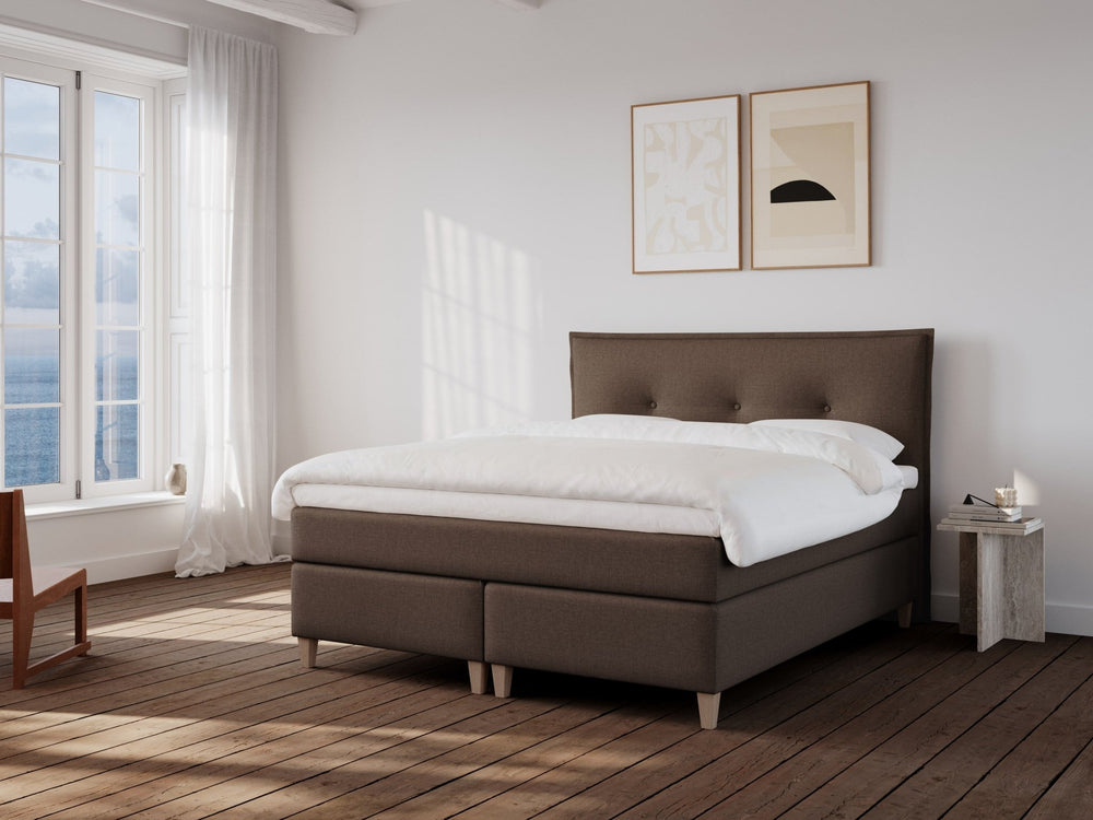 Snefrid Nordlys 180x210 Mørk Brun Nordic Dream tilbyder senge med skandinavisk design og højkvalitets materialer. Oplev perfekt komfort for en god nattesøvn. Bestil din i dag!