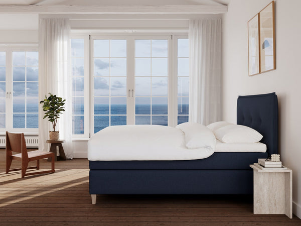 Snefrid Nordlys 150x200 Dyb blå Nordic Dream tilbyder senge med skandinavisk design og højkvalitets materialer. Oplev perfekt komfort for en god nattesøvn. Bestil din i dag!