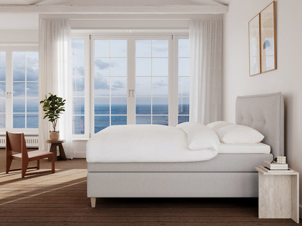 Snefrid Nordlys 220x220 Lys grå Nordic Dream tilbyder senge med skandinavisk design og højkvalitets materialer. Oplev perfekt komfort for en god nattesøvn. Bestil din i dag!