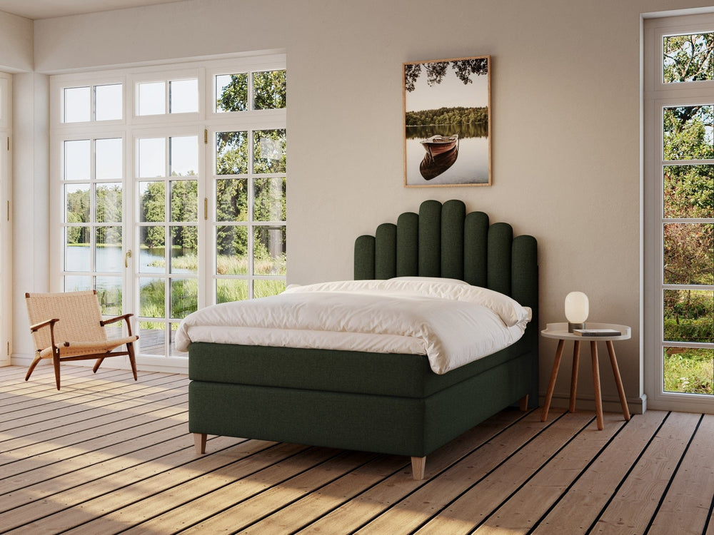 Snefrid Fjäll 140x210 Dyb Grøn Nordic Dream tilbyder senge med skandinavisk design og højkvalitets materialer. Oplev perfekt komfort for en god nattesøvn. Bestil din i dag!